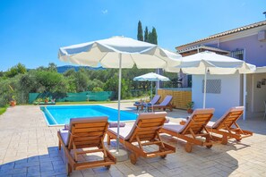 Pure comfort and relaxation around the pool