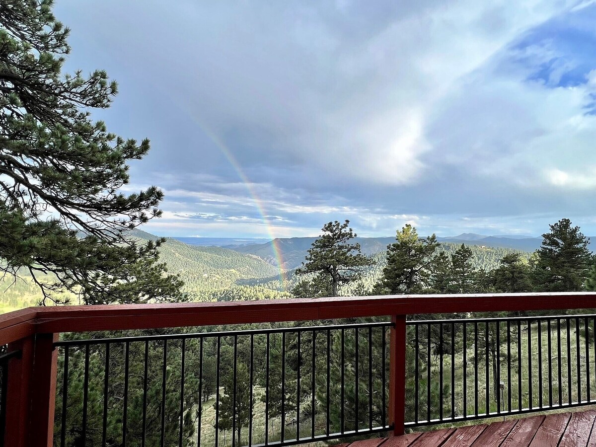 A Cabin in the Clouds: Peaceful Mountain Retreat w/ Hot Tub & Spectacular Views!