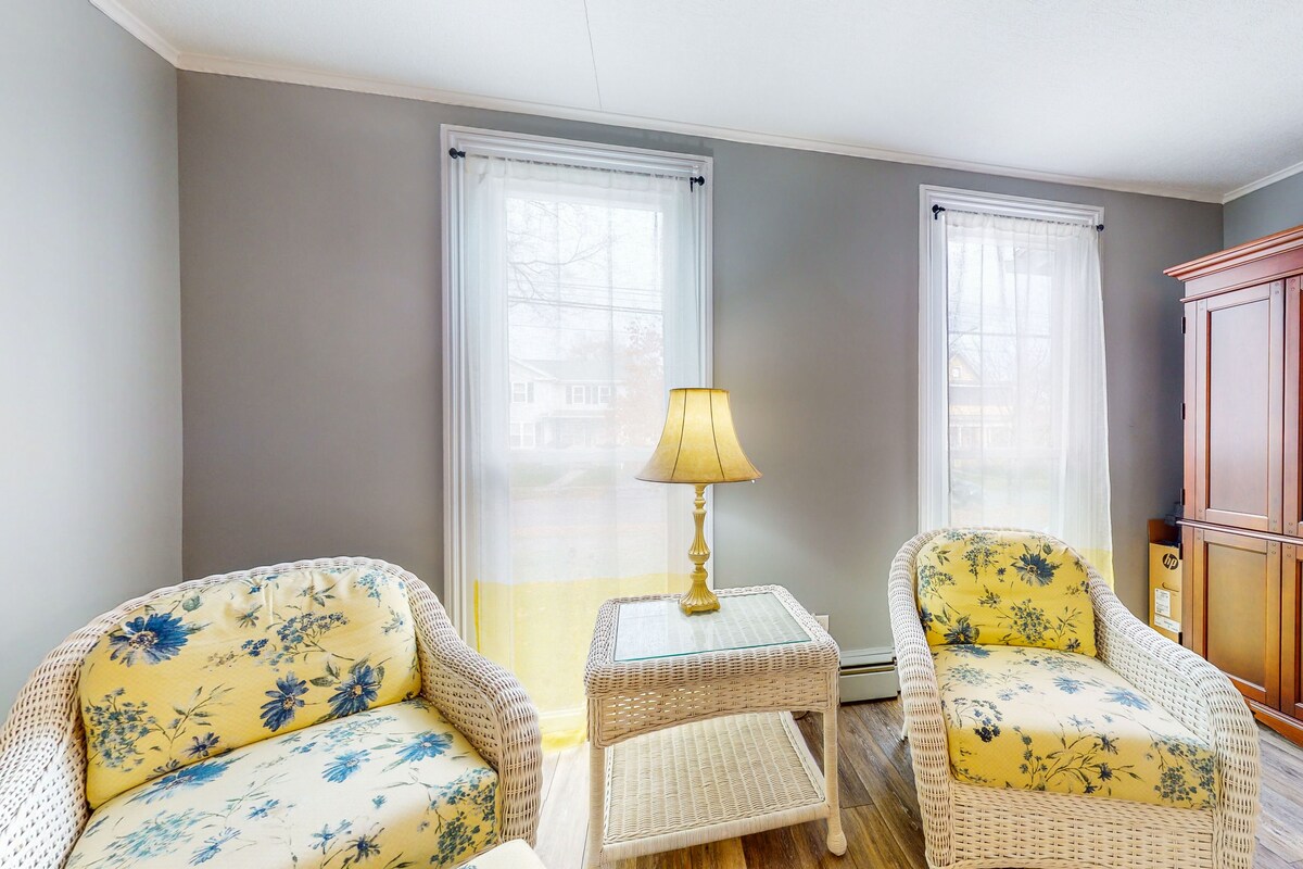 Dog-friendly home with washer/dryer, outdoor dining & grill – walk to town