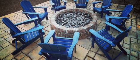 Imagine yourself relaxing next to the fire pit with a glass of wine!