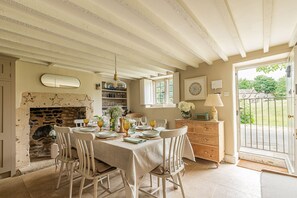 Greenview Cottage Dining Room - StayCotswold