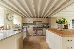 Greenview Cottage Kitchen - StayCotswold