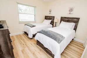 Guest bedroom with two Twin Beds & 32" Samsung Smart TV!
