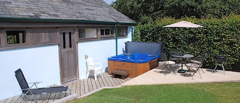 Studio private garden and hot tub