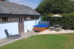 Studio private garden and hot tub