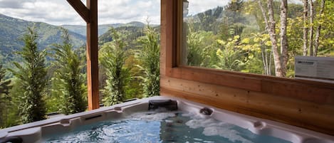 spa extérieur, couvert et utilisable toute l'année