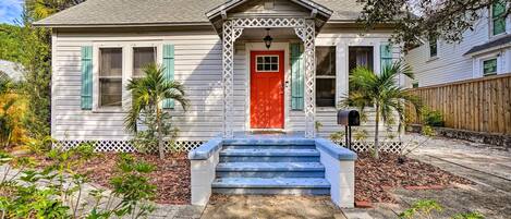 Tarpon Springs Vacation Rental | 2BR | 2BA | Stairs Required | 1,100 Sq Ft