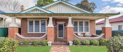  This charming, beautifully renovated home is located in the heart of Mudgee. 

