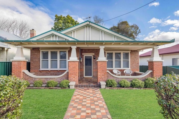  This charming, beautifully renovated home is located in the heart of Mudgee. 

