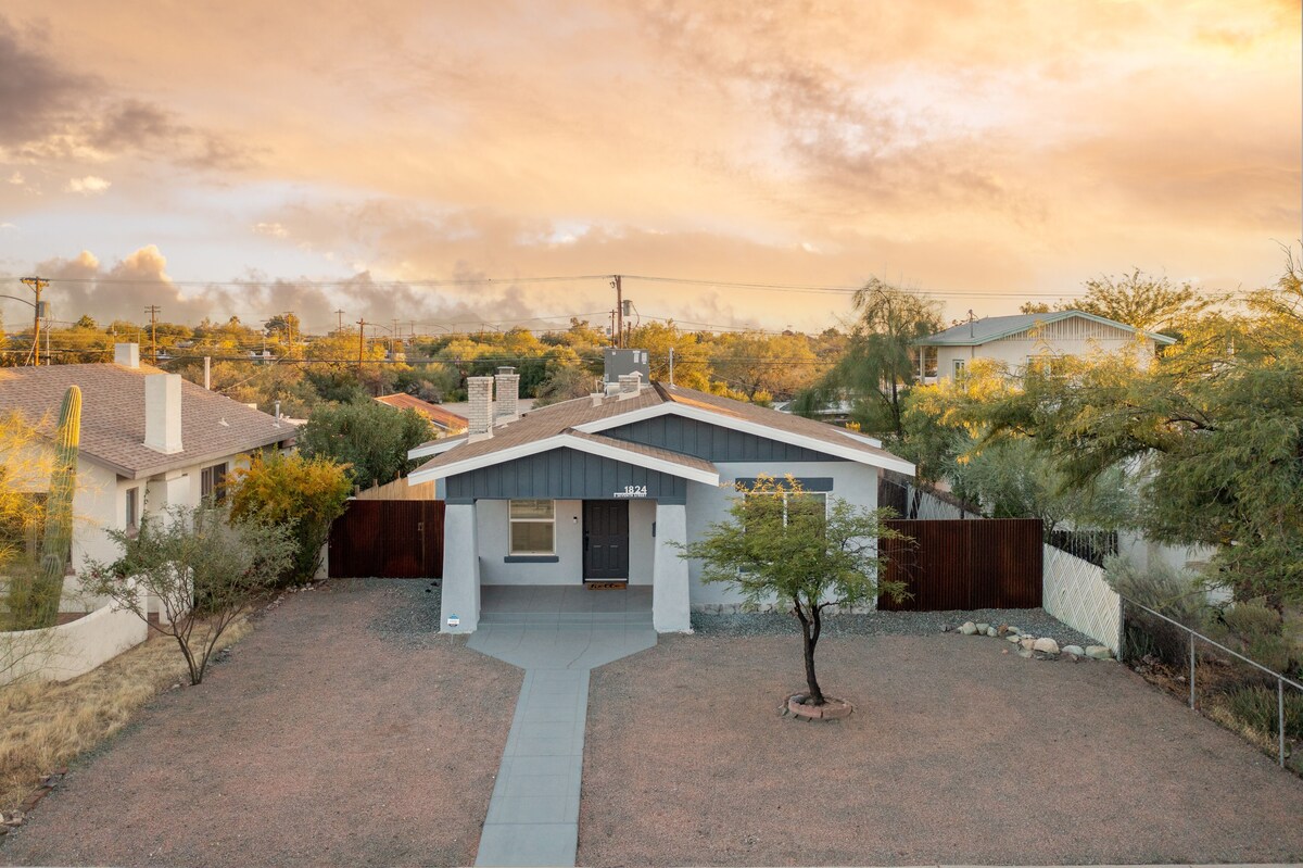Fresh bungalow just steps from University of Arizona! Sleeps six! Bring the fam!
