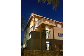 5 Star Location! SPACIOUS LUXURY /AC/Walk to Beach/KITCHEN/ Lanai/BBQ/WASHER
