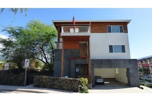 CORNER LOCATION - Sarona Lane & Kuakini Hwy