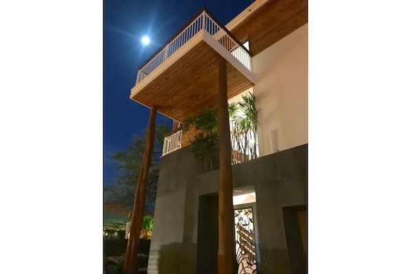 LUXURY MODERN 3 STORY HOME in CENTER OF KONA TOWN- WALK TO ALII DRIVE-BEACH