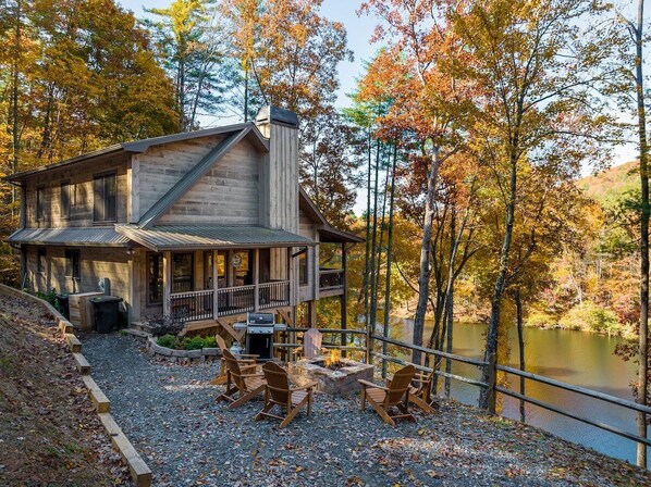 Welcome to Lakeside Treehouse! “BEST cabin in North Georgia! By Far!” (- Brandon) Enough said! :)