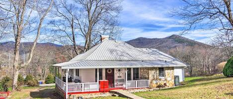 Black Mountain Vacation Rental | 3BR | 2BA | 1,200 Sq Ft | Step-Free Access