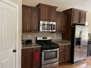 Full kitchen with gas stove 