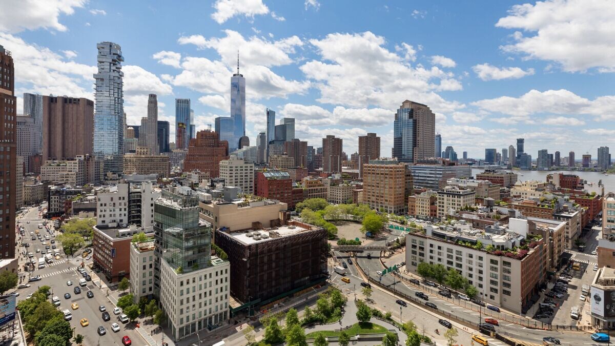 Indulge in Home-Like Comfort! Rooftop Pool, Pets Allowed, Near Brooklyn Bridge