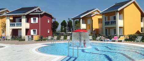 Water, Window, Sky, Building, Swimming Pool, Azure, House, Leisure, Residential Area, Shade