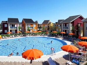 Building, Sky, Property, Window, Azure, House, Swimming Pool, Chair, Architecture, Shade