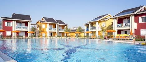 Water, Sky, Building, Window, Swimming Pool, Azure, Cloud, House, Leisure, Condominium