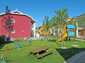 Himmel, Pflanze, Eigentum, Gebäude, Natur, Grundstueck, Baum, Gras, Gartenmöbel, Urban Design