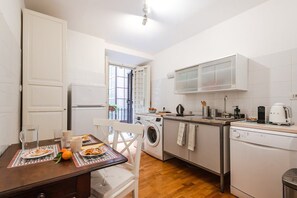 Full eat-in kitchen, with washer and dryer, too