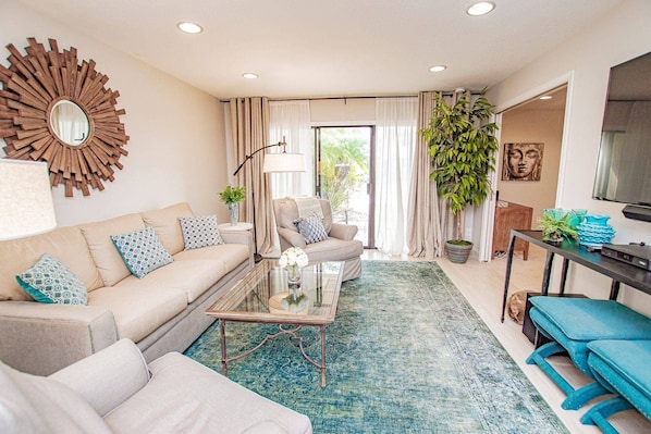 Come enjoy this warm and inviting space with a 60" Samsung TV!