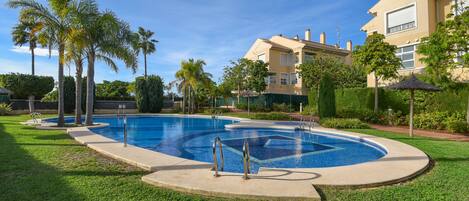 Jardín y piscina