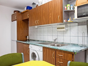 Cabinetry, Countertop, Möbel, Sinken, Zapfhahn, Eigentum, Küche, Armatur, Blau, Grün
