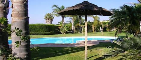 Piscina e jardim