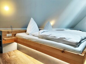 1. Schlafzimmer mit Doppelbett aus Zirbenholz