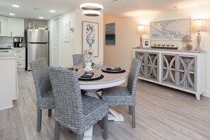 Coastal chic decor 