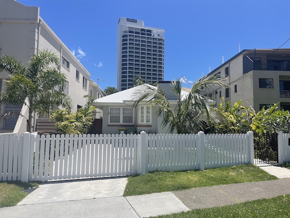 Family Vacation Beach House Freshly Renovated - Air Con