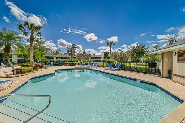 BEL204 - The two community pools at The Abbey at Berkshire Lakes