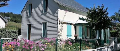 Façade sud et ouest de la maison en été