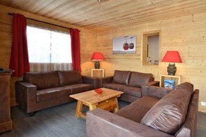 Appartement Alaska, salon avec TV et canapés