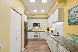 beachcolonytower9cmainkitchen18a5105