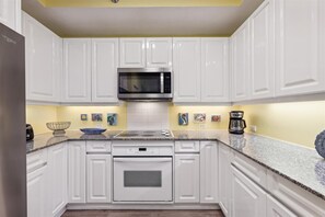 beachcolonytower9cmainkitchen18a5125