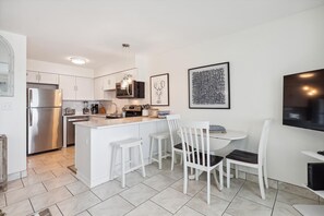 Perdido Skye 25 Dining Area