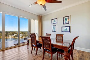 Sailmaker 903 Dining Room