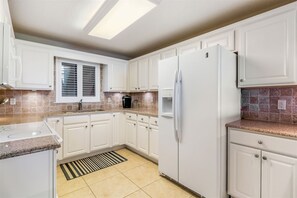 Sandy Key 238 Kitchen
