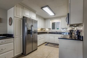 Sandy Key 327 Kitchen