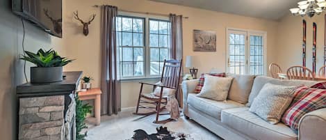 Mercersburg Vacation Rental | 2BR | 1BA | 871 Sq Ft | 2 Steps Required for Entry