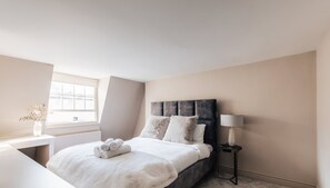 Queen size bed - Bedroom 2
