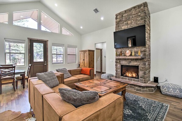 Show Low Vacation Rental | 3BR | 2BA | 1,850 Sq Ft | 3 Exterior Stairs