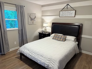 bedroom with queen size bed