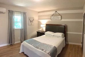 bedroom with queen size bed