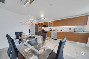 Dining table: 6 chairs