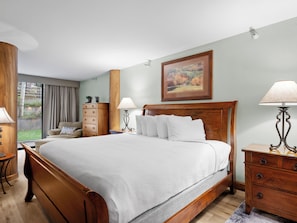 Bedroom / King Bed