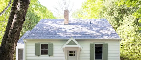 "Rockledge Cottage" is a historic (1939) home with 2 bedrooms, 1 bath and is 684 sq feet.